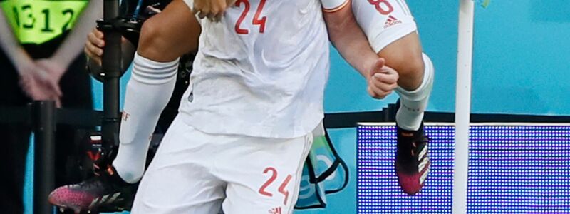 Spaniens Aymeric Laporte (l) feiert nach dem zweiten Tor seiner Mannschaft. - Foto: Jose Manuel Vidal/EPA Pool/AP/dpa