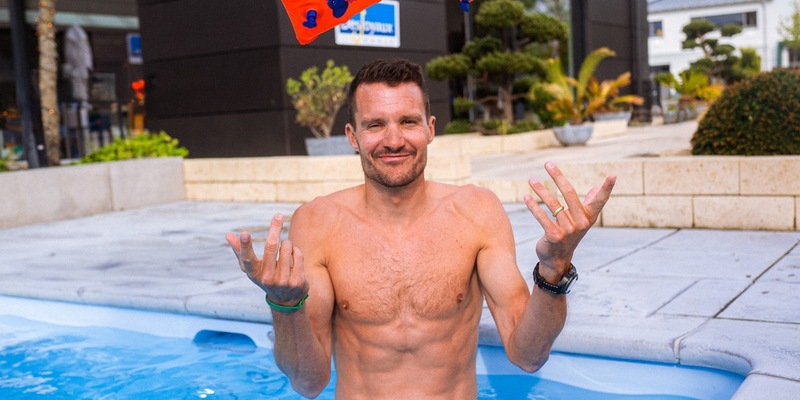 Pool-School, Desjoyaux und Olympia-Sieger Jan Frodeno bringen Kindern das Schwimmen bei - Foto: presseportal.de