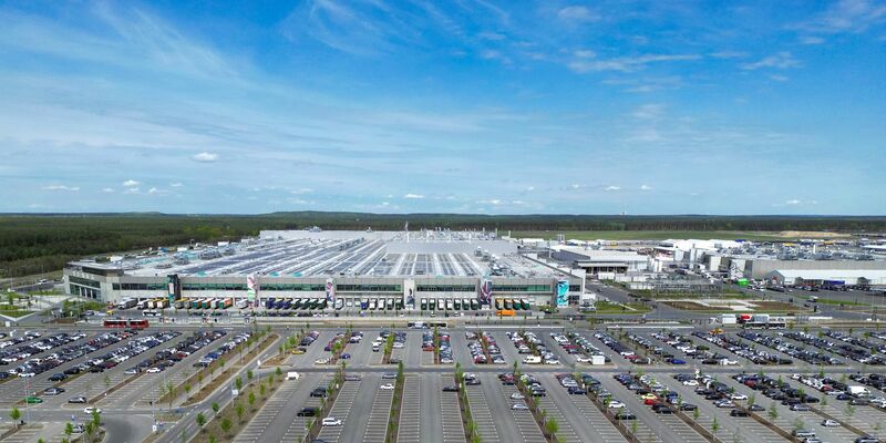 Der Parkplatz vor dem Haupteingang zum Tesla-Werk. - Foto: Soeren Stache/dpa