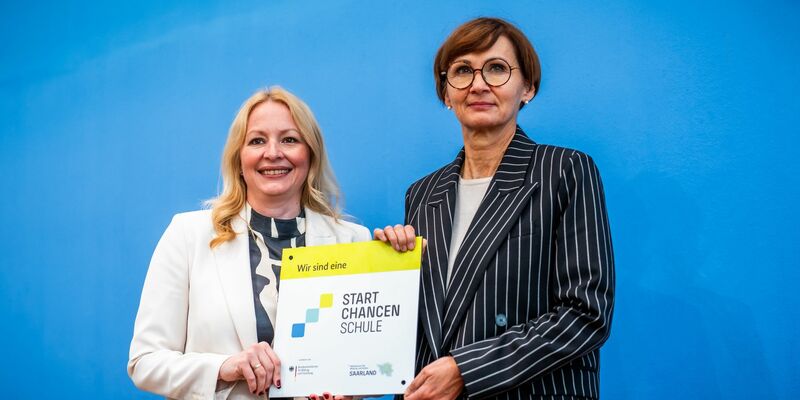Mit der Unterschrift von Bettina Stark-Watzinger (r) und Christine Streichert-Clivot startet das  Startchancen-Programm. - Foto: Michael Kappeler/dpa