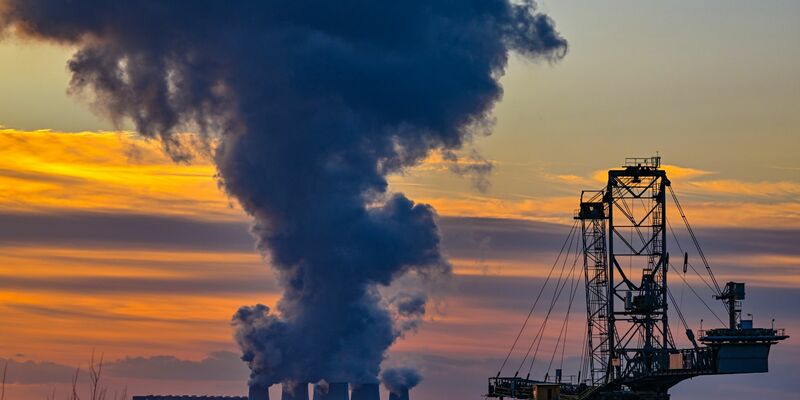 Wasserdampf steigt aus dem Braunkohlekraftwerk Jänschwalde der Lausitz Energie Bergbau AG auf: Leag-Chef Thorsten Kramer sagt, die Entschädigung sei ein essenzieller Baustein für die weitere erfolgreiche Transformation des Unternehmens zu einem «grünen Powerhouse». - Foto: Patrick Pleul/dpa