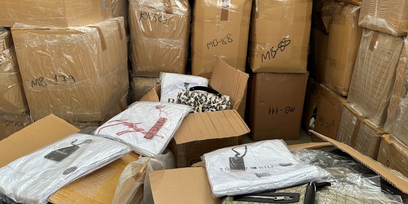 HZA-K: Zoll findet in LKW fast dreizehn Tonnen Produktfälschungen mit mehr als vier Millionen Euro Originalwarenwert / Schmuggelversuch aus der Türkei nach NRW endet beim Zollamt Köln-Wahn - Foto: presseportal.de