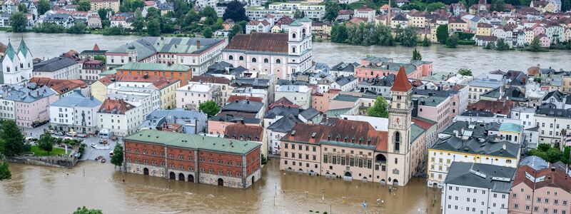 Teile der Altstadt von Passau sind vom Hochwasser der Donau überflutet. - Foto: Armin Weigel/dpa