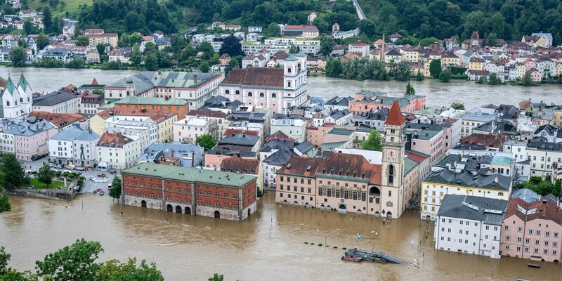 In Bayern herrscht nach heftigen Regenfällen vielerorts weiter Land unter, wie hier in Passau. Nur etwa die Hälfte der in Deutschland stehenden privaten Gebäude ist elementarversichert. - Foto: Armin Weigel/dpa