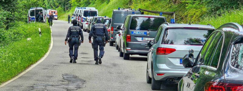 Beamte der Polizei sind bei einer Durchsuchung eines Grundstücks am Ortsrand von Althengstett in Baden-Württemberg im Einsatz. - Foto: Waldemar Gress/EinsatzReport24/dpa