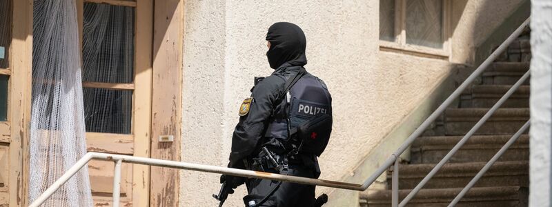 Ein Polizist ist bei der Suche nach Beschuldigten im baden-württembergischen Althengstett im Einsatz. - Foto: Silas Stein/dpa