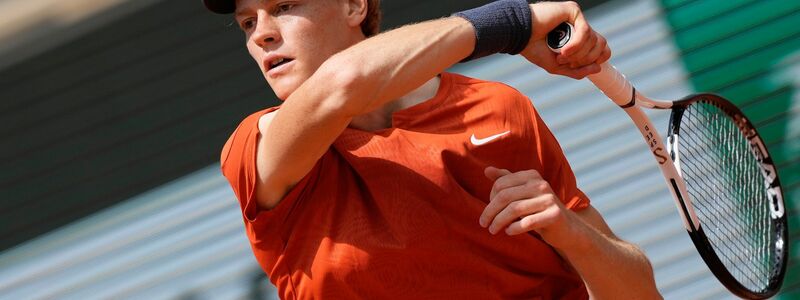 Jannik Sinner steht erstmals im Halbfinale der French Open. - Foto: Thibault Camus/AP/dpa