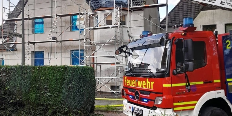 FW-GE: Feuerwehr Gelsenkirchen löscht Dachstuhlbrand in Gelsenkirchen-Erle - Foto: presseportal.de