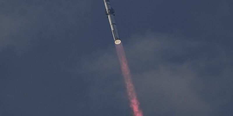SpaceX's Mega-Rakete Starship bei ihrem dritten Testflug - ein weiterer Teststart steht bevor. - Foto: Eric Gay/AP/dpa