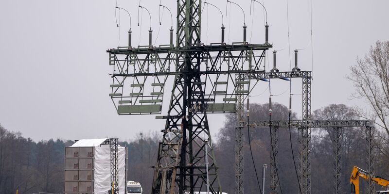 Unbekannte Täter hatten auf einem Feld Feuer an dem frei zugänglichen Strommast gelegt, der auch für die Versorgung der Autofabrik zuständig ist. Die linksextreme «Vulkangruppe» hatte erklärt, sie sei für den Anschlag verantwortlich. - Foto: Christophe Gateau/dpa