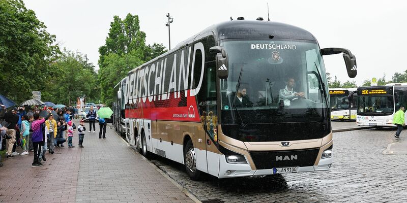 Zu den Vorrundenspielen geht es für die DFB-Auswahl mit dem Bus. - Foto: Daniel Löb/dpa