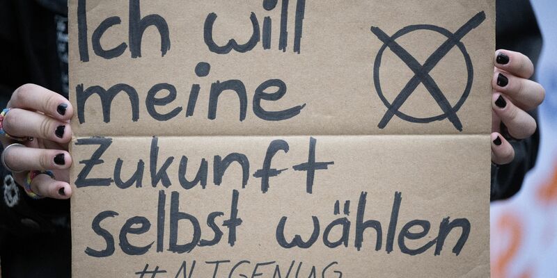 Bei der Europawahl dürfen in Deutschland zum ersten Mal Jugendliche ab 16 Jahren wählen. Die Bundesschülerkonferenz fordert dies nun für alle Wahlen. - Foto: Sebastian Gollnow/dpa