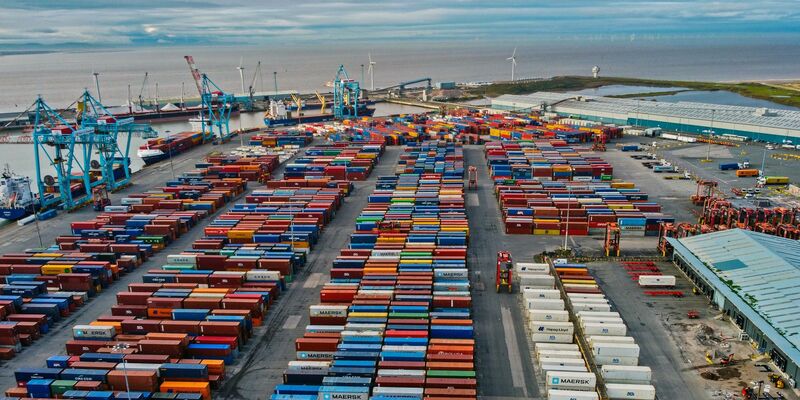 Container im Hafen von Liverpool: Großbritannien ist seit 2021 nicht mehr Mitglied des EU-Binnenmarkts und der Zollunion. - Foto: Peter Byrne/PA/dpa