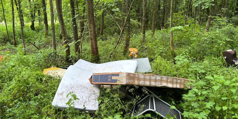 POL-UL: (UL) Ulm - Illegal Müll entsorgt / Unbekannte entsorgten in den vergangenen Tagen ihren Unrat in einen Wald bei Ulm-Unterweiler. - Foto: presseportal.de