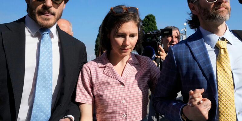 Amanda Knox mit ihrem Ehemann Christopher Robinson (r) in Florenz. - Foto: Antonio Calanni/AP