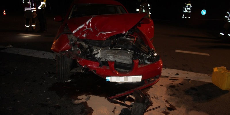 POL-HX: 22-Jähriger verliert Kontrolle über Polo und kollidiert mit Mauer - Foto: presseportal.de