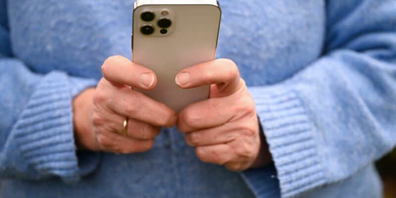 Das ungute Gefühl gegenüber den neuen digitalen Anwendungen ist bei den Älteren besonders stark ausgeprägt. In der Altersgruppe von 75 Jahren und älter sagen 66 Prozent, dass sie sich häufig überfordert fühlen. - Foto: Bernd Weißbrod/dpa