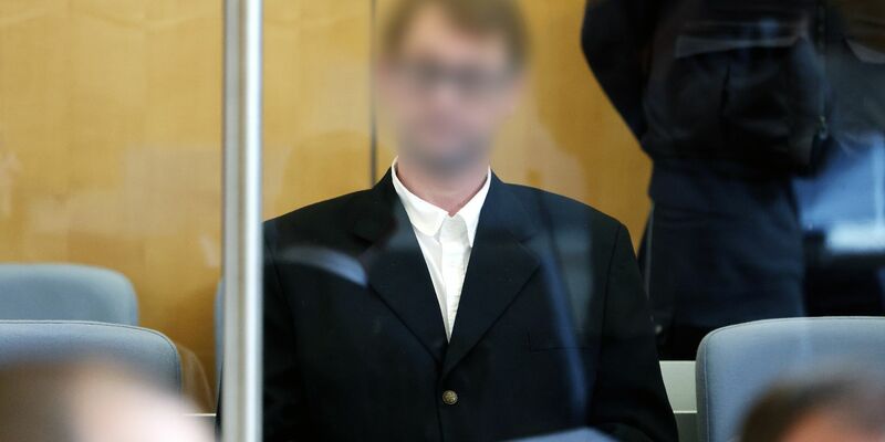 Der Angeklagte sitzt hinter Panzerglas im Gerichtssaal des Oberlandesgerichts Düsseldorf. Er muss sich als mutmaßlicher Terrorist der rechten «Kaiserreichsgruppe» verantworten. - Foto: David Young/dpa