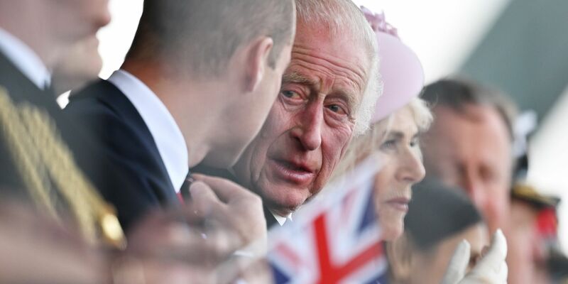 William (l-r), Prinz von Wales, und König Charles III. von Großbritannien nehmen bei der nationalen Gedenkveranstaltung des Vereinigten Königreichs zum 80. Jahrestag des D-Day teil. - Foto: Leon Neal/PA Wire/dpa
