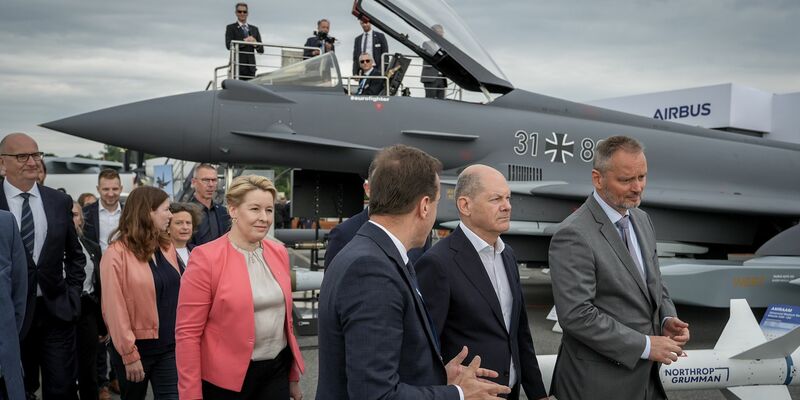 Bundeskanzler Olaf Scholz (SPD,2.v.r) auf der Internationalen Luft- und Raumfahrtausstellung (ILA) vor einem mit einem Taurus-Marschflugkörper bestückten Eurofighter. - Foto: Kay Nietfeld/dpa