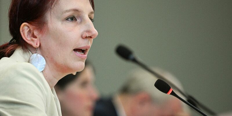 Steht in der Kritik, weil sie mindestens einen antisemitischen Post auf der Plattform X im Kontext des Gaza-Kriegs mit einem «Gefällt mir» markiert hatte: TU-Präsidentin Geraldine Rauch. - Foto: Jens Kalaene/dpa