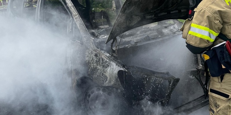 FW Lehrte: Abgestellter PKW geht in Flammen auf - Foto: presseportal.de
