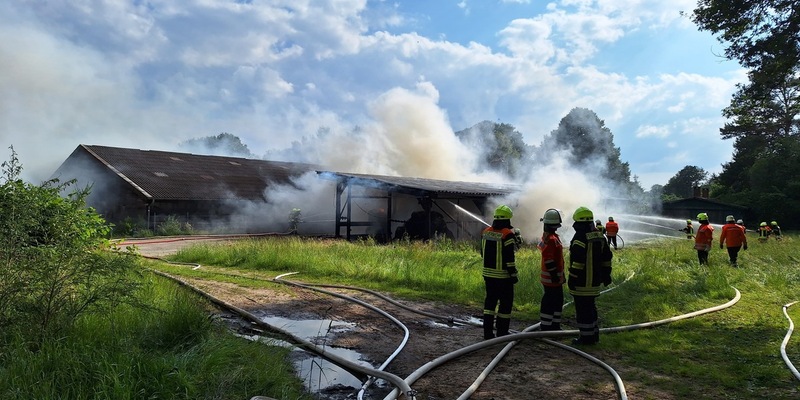 FW-ROW: Strohlager neben Boxenlaufstall steht in Vollbrand - Foto: presseportal.de