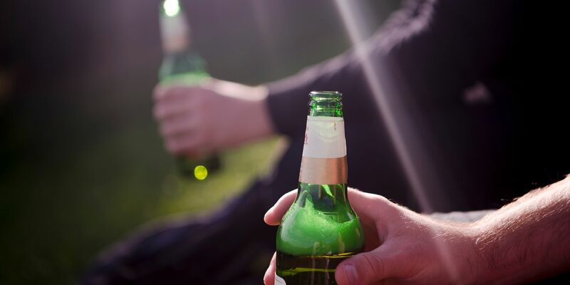 Laut Deutscher Hauptstelle für Suchtfragen sind alleine rund acht Millionen Angehörige von Alkoholkonsum und Suchtverhalten eines Verwandten mitbetroffen. - Foto: Finn Winkler/dpa