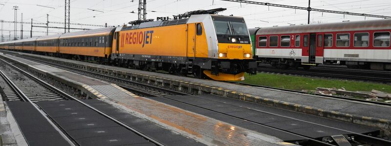 Ein Regiojet-Zug steht am Bahnsteig in Kosice (Archivbild). Der Unfall passierte auf der Strecke von Prag nach Tschop in der Westukraine. - Foto: Frantiöek Iv·n/TASR/dpa