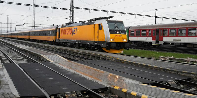 Ein Regiojet-Zug steht am Bahnsteig auf der neuen Zugverbindung von Prag über Kosice nach Tschop in die Ukraine, der täglich fahren soll. - Foto: Frantiöek Iv·n/TASR/dpa