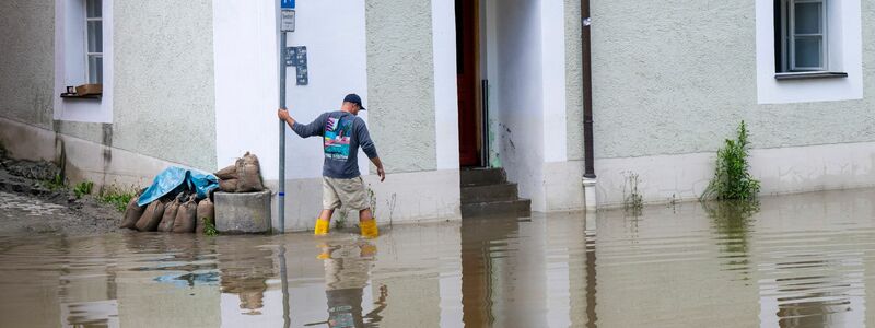 In Bayern herrscht nach heftigen Regenfällen vielerorts weiter Land unter. - Foto: Peter Kneffel/dpa