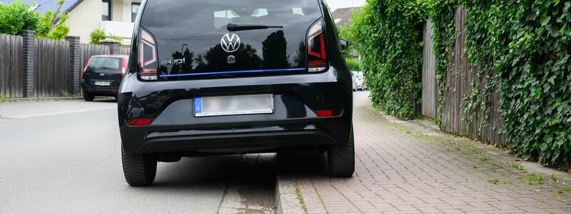 Heute findet ein Prozess zum Thema Parken auf Gehwegen am Bundesverwaltungsgericht in Leipzig zum aufgesetzten Parken statt. - Foto: Julian Stratenschulte/dpa