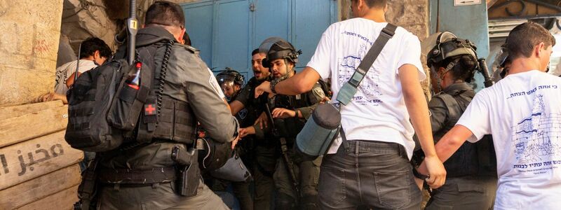 Große Polizeiaufgebote trennten beim «Marsch der Fahnen» Teilnehmer und Palästinenser. - Foto: Ohad Zwigenberg/AP/dpa