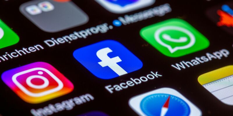 Meta schreibt in diesen Tagen massenhaft die Nutzer von Facebook, Instagram und Threads an, um sie über die Anpassung seiner Datenschutzerkla?rung zu informieren. - Foto: Jens Büttner/dpa