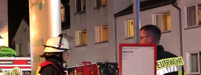 Feuerwehreinsatz am Seniorenheim in Oyten. - Foto: Kai Moorschlatt/Nord-West-Media/dpa