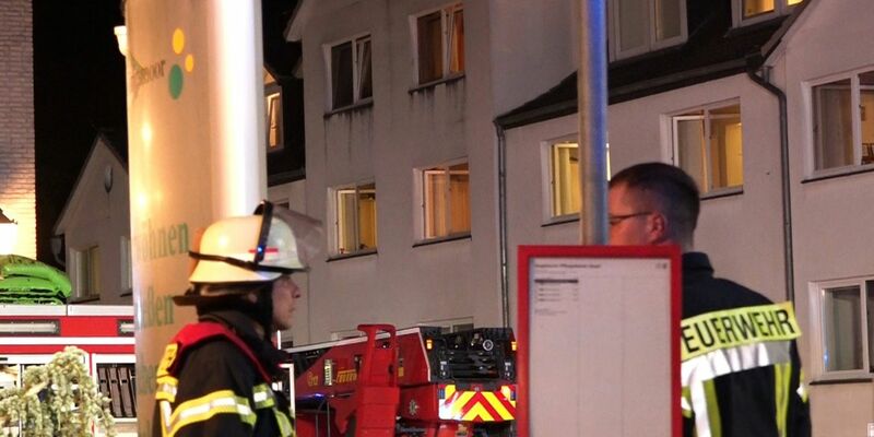 Feuerwehreinsatz am Seniorenheim in Oyten. - Foto: Kai Moorschlatt/Nord-West-Media/dpa