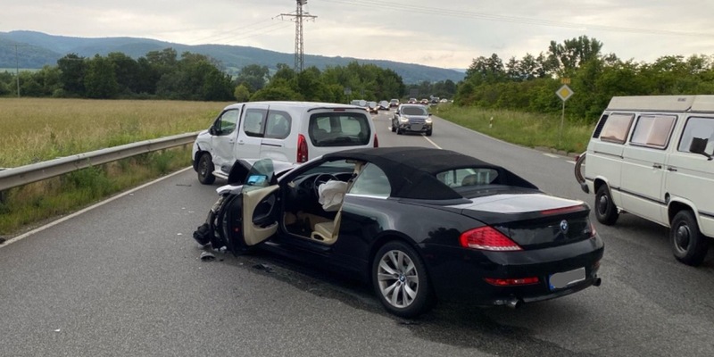 POL-PDNW: Vorfahrt missachtet, zwei Verletzte, hoher Sachschaden. - Foto: presseportal.de