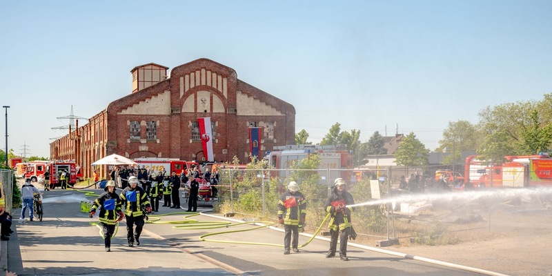 FW Dinslaken: Feuerwehrübungen rund um die Zechenwerkstatt in Lohberg - Foto: presseportal.de