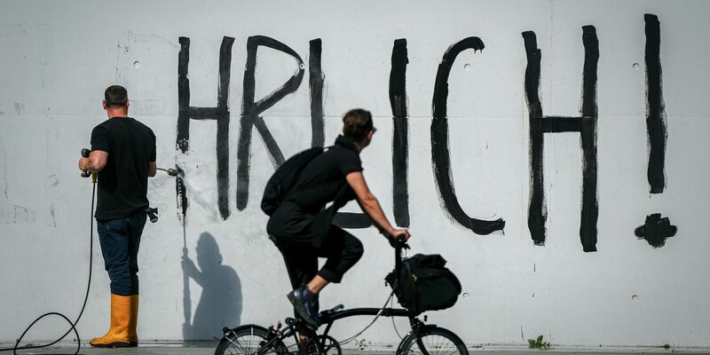 Der Schriftzug «Sei Ehrlich!» wird nach der Protestaktion vom Kanzleramt entfernt. - Foto: Kay Nietfeld/dpa