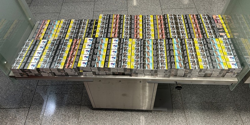 HZA-D: Ein Koffer voller Zigaretten - und einem Pullover / Zoll Düsseldorf findet 12.400 Zigaretten im Reisegepäck - Foto: presseportal.de