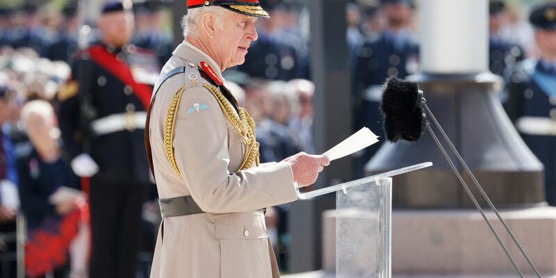 Der britische König Charles III. während seiner Rede auf der Gedenkveranstaltung zum 80. Jahrestag der Landung der Alliierten in der Normandie. - Foto: Ludovic Marin/AFP/AP/dpa