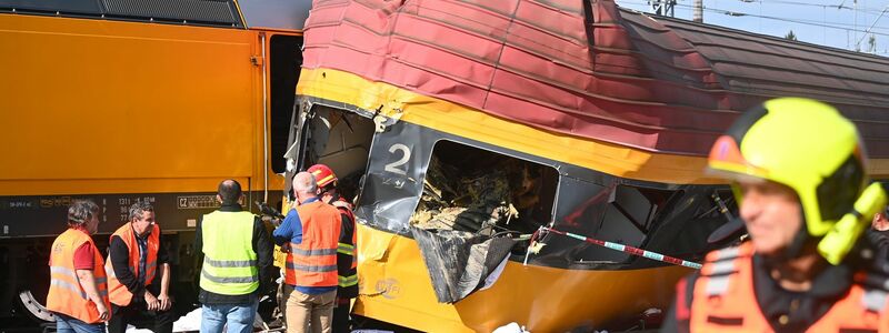 Der Personenzug ist frontal mit einem Güterzug zusammengestoßen. - Foto: Vostárek Josef/CTK/dpa