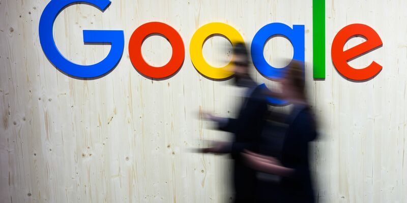 Google hat seinen KI-gestützten Recherche- und Schreibassistenten «NotebookLM» für Anwenderinnen und Anwender in rund 200 Ländern außerhalb der USA freigeschaltet. - Foto: Julian Stratenschulte/dpa