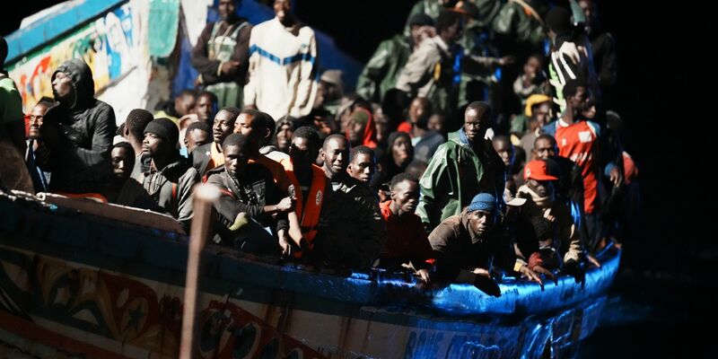 Migranten befinden sich dicht gedrängt in einem Holzboot (Archivbild). - Foto: Humberto Bilbao/AP/dpa