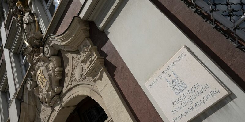 Das Haus Ambrosius ist Sitz der Augsburger Domsingknaben. Eine frühere Hilfskraft bei dem katholischen Knabenchor muss sich vor Gericht verantworten. - Foto: Stefan Puchner/dpa