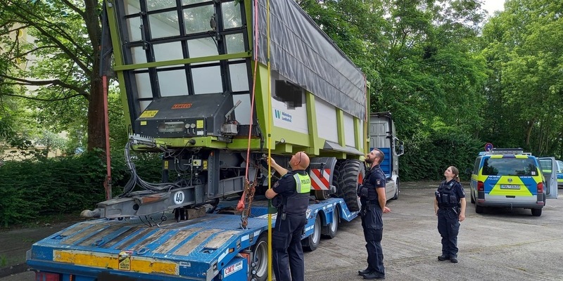 POL-NB: Tieflader hat zu hoch gestapelt - Foto: presseportal.de