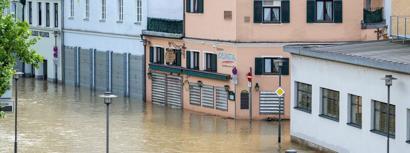 Sandsäcke sollen schützen. - Foto: Armin Weigel/dpa