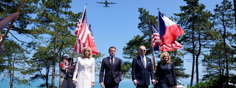 Der französische Präsident Emmanuel Macron und US-Präsident Joe Biden danken mit ihren Reden in der Normandie den alliierten Soldaten für ihren Einsatz im Zweiten Weltkrieg. - Foto: Evan Vucci/AP/dpa