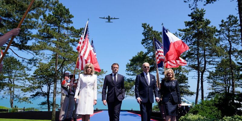 Der französische Präsident Emmanuel Macron und US-Präsident Joe Biden danken mit ihren Reden in der Normandie den alliierten Soldaten für ihren Einsatz im Zweiten Weltkrieg. - Foto: Evan Vucci/AP/dpa