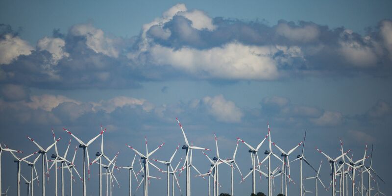 Windräder sich in einem Windpark an der Nordsee bei Bordelum. - Foto: Christian Charisius/dpa
